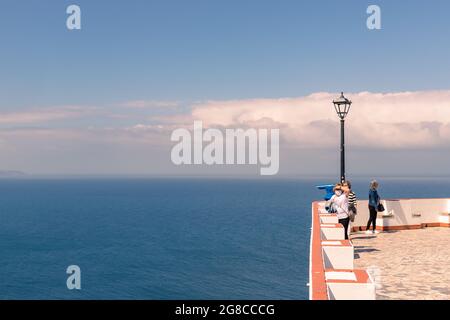 Nazaré, Portugal - 28 juin 2021 : les touristes admirent la vue panoramique depuis le Miradouro do Suberco à Sitio da Nazaré Banque D'Images