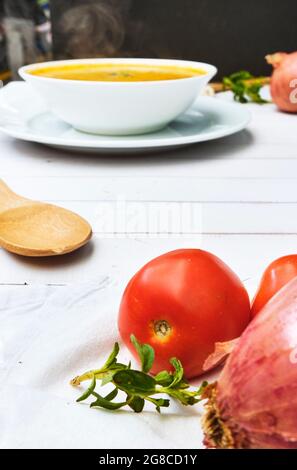 CUISINE PÉRUVIENNE, soupe traditionnelle à la minuta dans des bols blancs, vue de dessus. Banque D'Images
