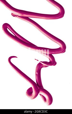 Texture cosmétique de beauté violette isolée sur fond blanc, tache de crème de maquillage ou tache de fond de teint, produit cosmétique et peinture Banque D'Images