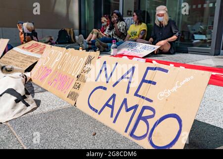 Édimbourg, Écosse, Royaume-Uni. 19 juillet 2021. Les manifestants opposés à l'approbation du nouveau champ de pétrole et de gaz de la mer du Nord de Cambo occupent aujourd'hui la maison de la Reine Elizabeth du gouvernement de la HM dans le centre d'Édimbourg. Les manifestants sont toujours à l'intérieur et à l'extérieur du bâtiment dans l'après-midi sous surveillance policière. Les manifestants citent le réchauffement de la planète et le changement climatique comme une raison de laisser tous les nouveaux gisements de pétrole et de gaz dans le sol non développés. Iain Masterton/Alamy Live News. Banque D'Images