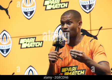 KIEV, UKRAINE - 19 JUILLET 2021 - le défenseur Marlon répond aux questions lors de la présentation des nouveaux arrivants du FC Shakhtar Donetsk, Kiev, capitale de l'Ukraine. Credit: UKRINFORM/Alamy Live News Banque D'Images