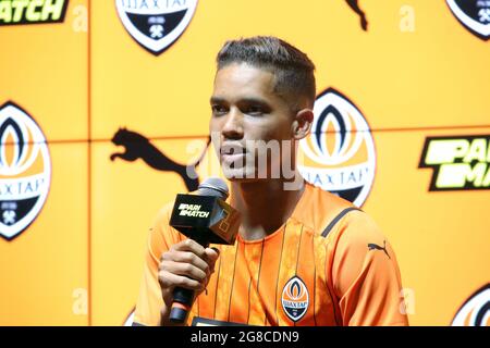 KIEV, UKRAINE - 19 JUILLET 2021 - Pedrinho, milieu de terrain, répond aux questions lors de la présentation des nouveaux arrivants du FC Shakhtar Donetsk, Kiev, capitale de l'Ukraine. Credit: UKRINFORM/Alamy Live News Banque D'Images