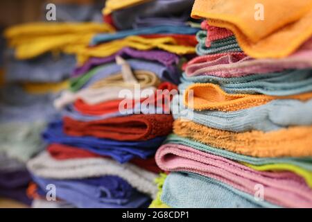 Il y a beaucoup de chiffons en microfibre colorés sur l'étagère du centre de service Banque D'Images