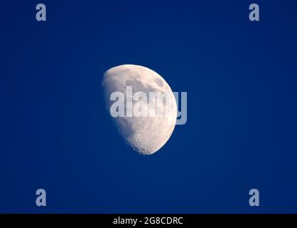 NOUVELLE LUNE DANS LE CIEL DE TOKYO Banque D'Images