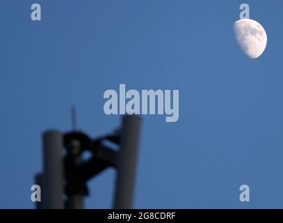 NOUVELLE LUNE DANS LE CIEL DE TOKYO Banque D'Images