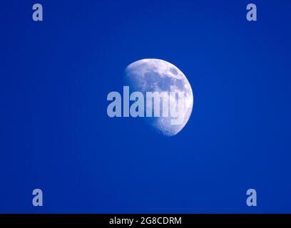 NOUVELLE LUNE DANS LE CIEL DE TOKYO Banque D'Images