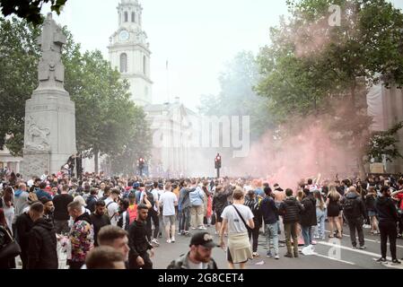 Les supporters se rassemblent juste avant la finale de l'Euro 2020 Angleterre contre l'Italie. Trafalgar Square, Londres, Royaume-Uni. 11 juillet 2021 Banque D'Images