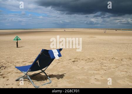 Superbe vue sur le paysage de la vaste plage de sable magnifique de Wells Next the Sea à Norfolk East Anglia Angleterre royaume-uni le jour d'été riche en tempêtes wi Banque D'Images