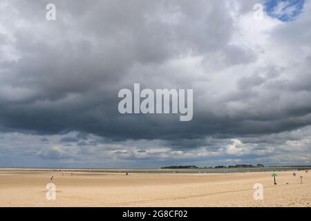 Superbe vue sur le paysage de la vaste plage de sable magnifique de Wells Next the Sea à Norfolk East Anglia Angleterre royaume-uni le jour d'été riche en tempêtes wi Banque D'Images