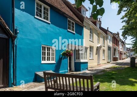 Maisons en terrasse colorées à Alresford, une petite ville géorgienne du Hampshire, Angleterre, Royaume-Uni. Vue sur Broad Street. Banque D'Images