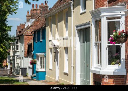 Maisons en terrasse colorées à Alresford, une petite ville géorgienne du Hampshire, Angleterre, Royaume-Uni. Vue sur Broad Street. Banque D'Images