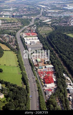 Vue aérienne en descendant vers le sud sur l'autoroute M1, près de Sheffield, des grues rouges et de la location d'usine de HTC Plant Limited, un point de repère dans la région Banque D'Images