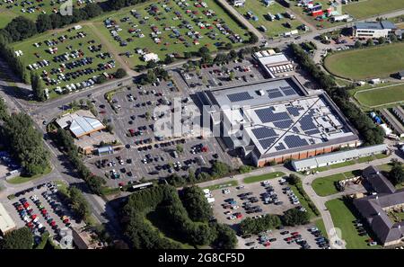 Vue aérienne du supermarché Sainsbury's à Harrogate, à côté du parc des expositions Banque D'Images