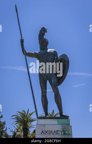 Statue d'Achille dans les jardins du palais Achilleion construit à Gatrouri sur l'île de Corfou pour l'impératrice Elisabeth d'Autriche, connue sous le nom de Sisi, Grèce Banque D'Images