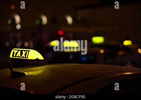 Panneau taxi la nuit dans une ville allemande Banque D'Images