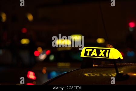 Panneau taxi la nuit dans une ville allemande Banque D'Images