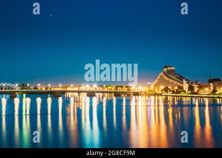 Riga, Lettonie. Rivière Daugava, édifice de la Bibliothèque nationale de nuit. Copier l'espace Banque D'Images