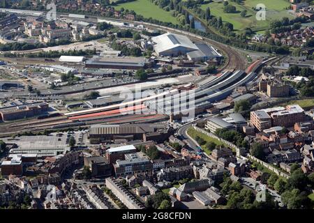 Vue aérienne de la gare de York et d'une partie des remparts de la ville médiévale Banque D'Images