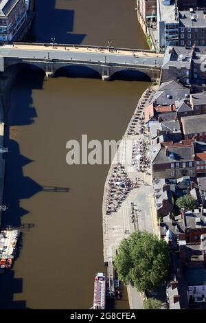 Vue aérienne sur le Kings Staith, dans le centre-ville de York, avec des buveurs qui profitent du soleil chaud à l'extérieur des Kings Arms Banque D'Images