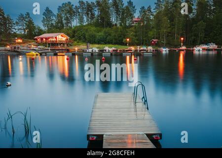 Suède. Magnifique jetée en bois près du lac en soirée d'été. Paysage de lac ou de rivière Banque D'Images