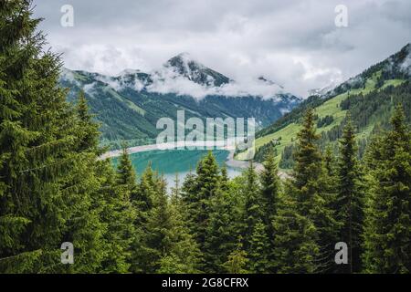 Schlegeis Stausee vue sur le lac depuis le sentier de randonnée de montagne. Zillertal, Autriche, Europe Banque D'Images