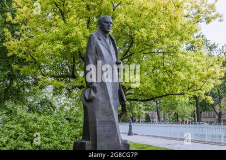 Statue de bronze de Roman Dmowski à Varsovie, Pologne Banque D'Images