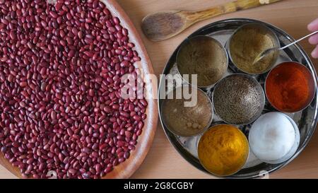 Vue de dessus des haricots rouges indiens et des épices en poudre dans de petits bols en argent Banque D'Images