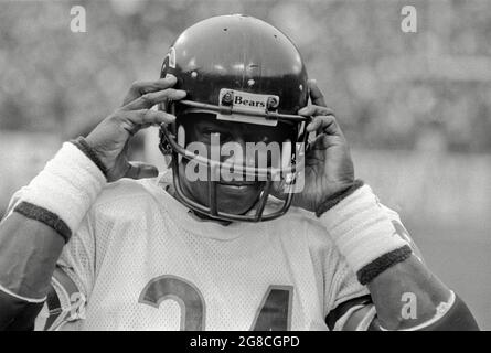 6 janvier 1985, San Francisco, Californie, États-Unis: San Francisco 49ers vs. Chicago Bears at Candlestick Park Dimanche, 6 janvier 1985. Les 49ers ont battu les ours 23-0 pour le championnat de conférence NFC. La superstar Chicago Bears Running Back WALTER PAYTON #34 ajuste son casque et regarde de manière sternieuse. (Credit image: © Al Golub/ZUMA Press Wire) Banque D'Images