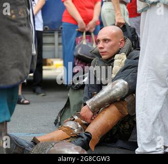 Réacteur vêtu d'une armure d'un ancien footman russe qui se brisa après la reconstruction de combat. 11 octobre 2019. Kiev, Ukraine Banque D'Images