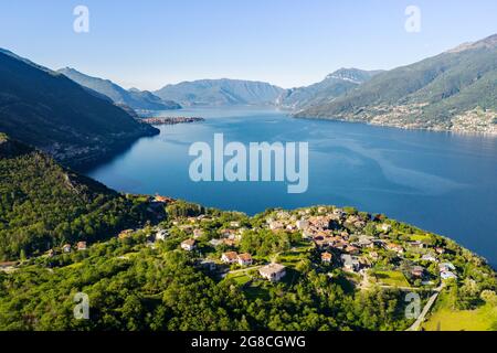 Lac de Côme (IT), Piona, vue aérienne vers le sud avec le village d'Olgiasca Banque D'Images