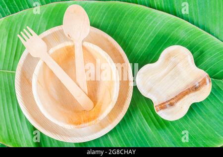 Ustensiles de cuisine en feuille de feuille de noix de bétel séchée, matériau naturel. Le concept écologique du produit. Banque D'Images