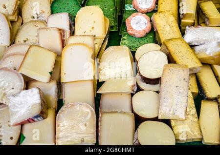 AMSTERDAM, PAYS-BAS - 17 NOVEMBRE 2018 : vente de fromage hollandais au marché Albert Cuyp, marché de rue et attraction touristique à Amsterdam Banque D'Images