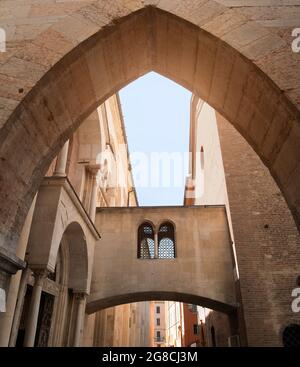 Modène - Italie - 12 juin 2021:détails des arches dans le centre historique de Modène Banque D'Images