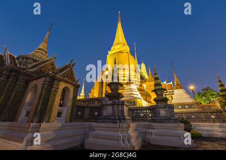 Wat Phra Kaew au crépuscule, Temple du Bouddha d'Émeraude Wat Phra Kaew est l'un des sites touristiques les plus célèbres de Bangkok et il a été construit en 1782 à Bangko Banque D'Images