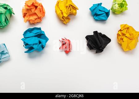 Boules de papier froissé coloré Banque D'Images