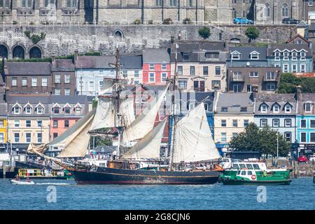 Cobh, Cork, Irlande. 19 juillet 2021. Tres Hombres sans moteur navigue dans le port sous une toile complète, en passant par les maisons en bord de mer jusqu'à sa berge à Cobh, Co. Cork, en Irlande. - photo; David Creedon crédit: David Creedon/Alay Live News Banque D'Images