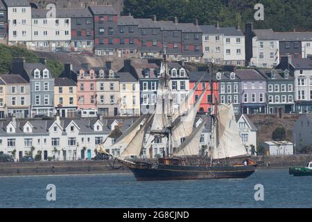 Cobh, Cork, Irlande. 19 juillet 2021. Tres Hombres sans moteur navigue dans le port sous une toile complète, en passant par les maisons en bord de mer jusqu'à sa berge à Cobh, Co. Cork, en Irlande. - photo; David Creedon crédit: David Creedon/Alay Live News Banque D'Images