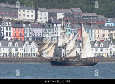 Cobh, Cork, Irlande. 19 juillet 2021. Tres Hombres sans moteur navigue dans le port sous une toile complète, en passant par les maisons en bord de mer jusqu'à sa berge à Cobh, Co. Cork, en Irlande. - photo; David Creedon crédit: David Creedon/Alay Live News Banque D'Images