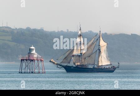 Cobh, Cork, Irlande. 19 juillet 2021. Bateau à voile traditionnel Tres Hombres navigue jusqu'au port sous une toile complète, en passant par les maisons de bord de mer jusqu'à son poste de berge à Cobh, Co. Cork, Irlande. - photo; David Creedon crédit: David Creedon/Alay Live News Banque D'Images