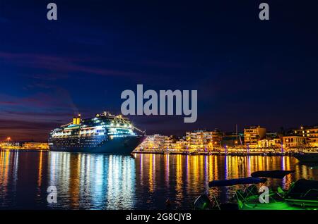 Paysage nocturne d'un bateau de croisière moderne ancré dans le port de la ville de Kalamata, Messenia, Grèce. Banque D'Images