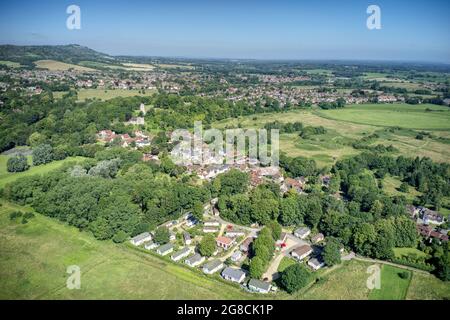 Antenne du village de Bramber avec le château de Bramber et l'église Saint-Nicolas dans la campagne de West Sussex. Banque D'Images