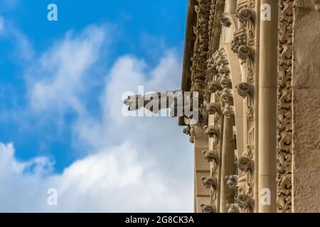 Cuenca / Espagne - 05 13 2021: Vue détaillée de la gargouille sur le bâtiment ornementé de façade gothique emblématique de la cathédrale Cuenca Banque D'Images