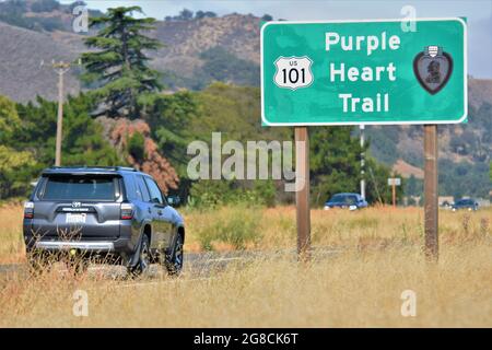 Purple Heart Trail, signe sur l'autoroute US 101, pour reconnaître les gagnants de la médaille du cœur violet pour leurs services militaires, par les Californiens Banque D'Images