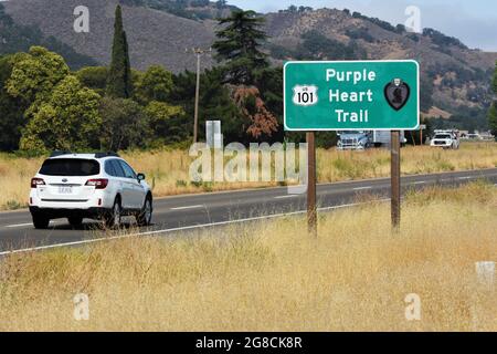 Purple Heart Trail, signe sur l'autoroute US 101, pour reconnaître les gagnants de la médaille du cœur violet pour leurs services militaires, par les Californiens Banque D'Images