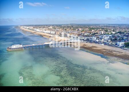 Belle vue aérienne sur le front de mer et la jetée de Worthing qui montre le mélange de l'architecture victorienne et édouardienne de l'Angleterre. Banque D'Images