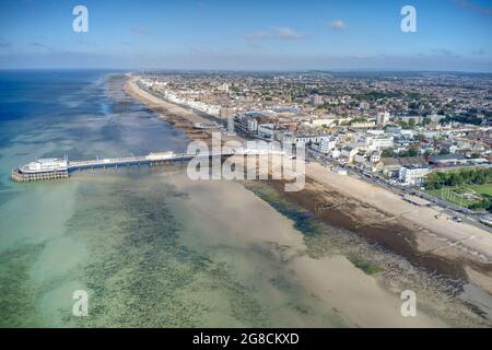 Belle vue aérienne sur le front de mer et la jetée de Worthing qui montre le mélange de l'architecture victorienne et édouardienne de l'Angleterre. Banque D'Images