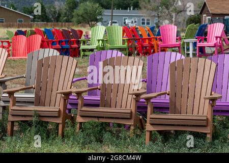 Poncha Springs, Colorado - chaises adirondack colorées en vente au Salida cuisinière and Spa. Banque D'Images