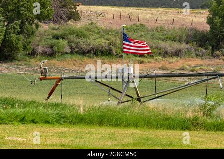 Poncha Springs, Colorado - UN système d'irrigation à pivot central doté d'un drapeau américain. Banque D'Images