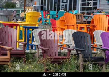 Poncha Springs, Colorado - chaises adirondack colorées en vente au Salida cuisinière and Spa. Banque D'Images