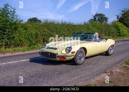 1974 jaune des années 70 Jaguar britannique Open 'E' Type Auto, 5343 cc essence cabrio, en route vers Capesthorne Hall Classic July car show, Cheshire, Royaume-Uni Banque D'Images